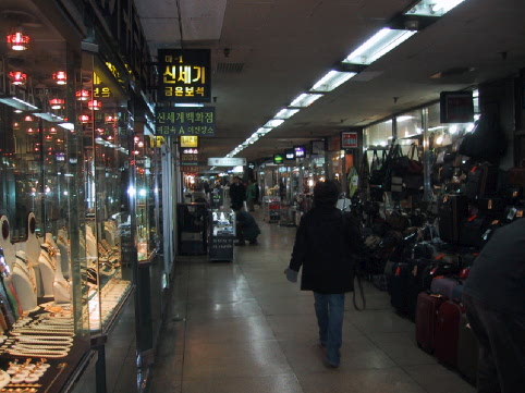 Underground shopping in Seoul